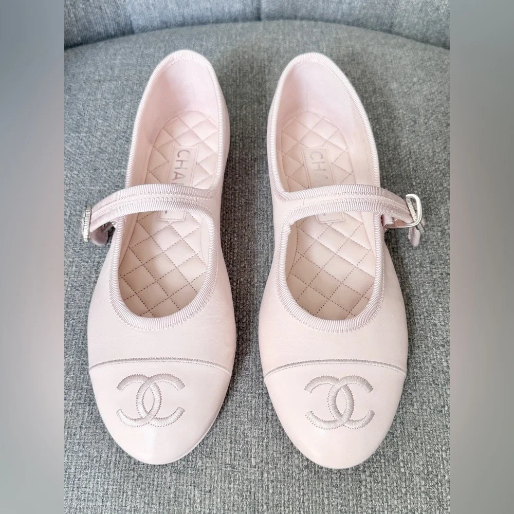 NEW CHANEL CC LOGO LIGHT PINK LEATHER MARYJANE BALLET FLATS SILVER BUCKLE 39 - Picture 1 of 16
